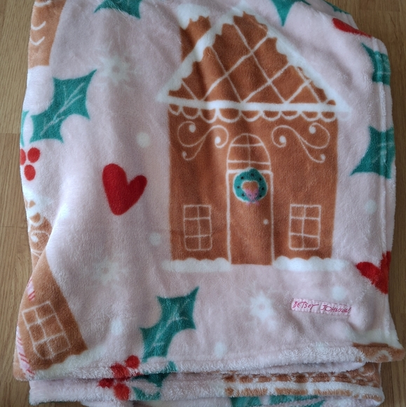 Betsey Johnson pink gingerbread house blanket throw christmas new - Picture 4 of 6